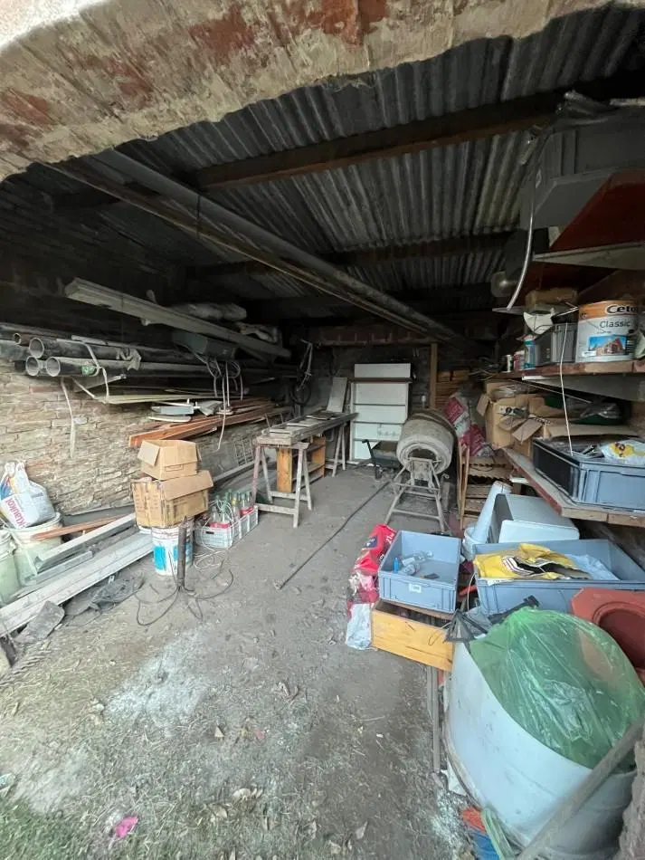 EN VENTA LOCAL CON TERRENO Y GALPON 8