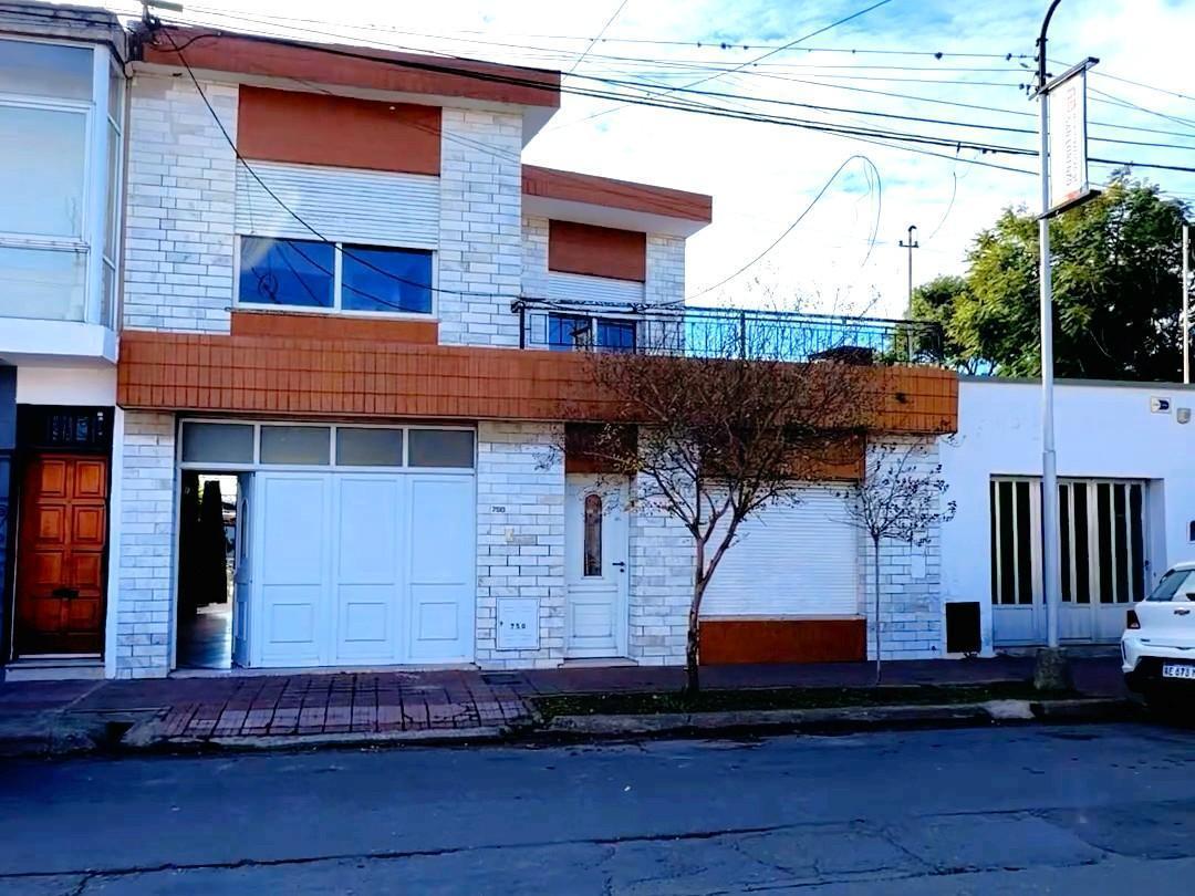 Casa con local en alquiler