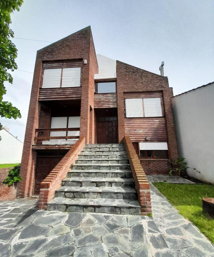 Vendo Casa de Estilo Moderno de los años 80 en el Barrio Divino Rostro