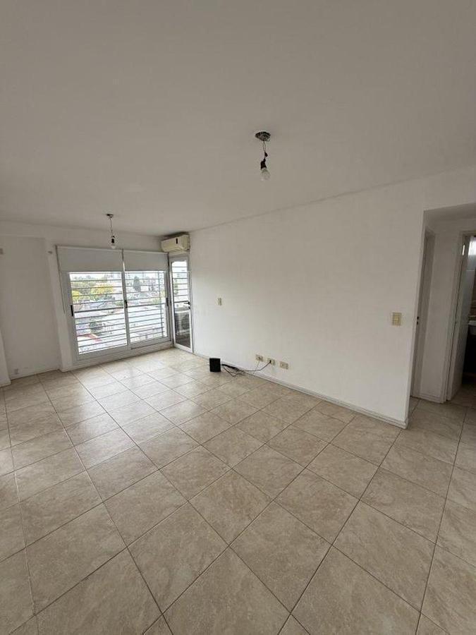 Foto de DEPARTAMENTO 2 AMBIENTES CON COCHERA RINCON 77 BANFIELD, imagen 3