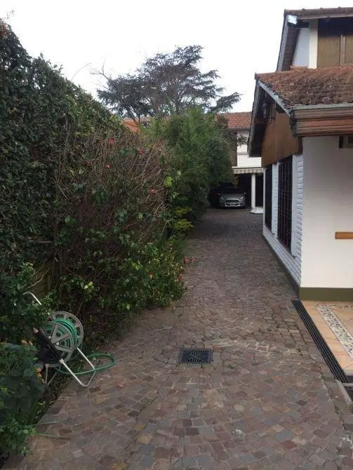 Venta con renta - Casa sobre gran lote con quincho y pileta - Adrogué 3