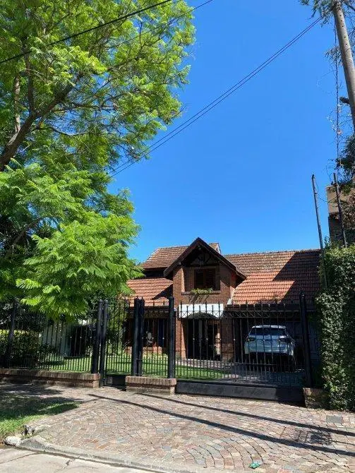 Venta con renta - Casa sobre gran lote con quincho y pileta - Adrogué 1