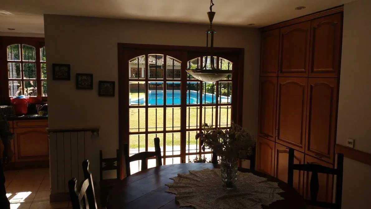 Venta con renta - Casa sobre gran lote con quincho y pileta - Adrogué 5