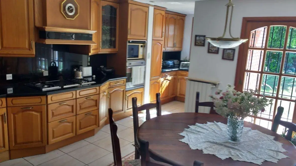 Venta con renta - Casa sobre gran lote con quincho y pileta - Adrogué 4