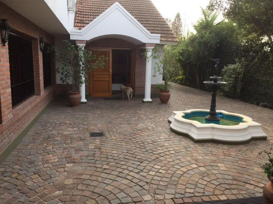 Venta con renta - Casa sobre gran lote con quincho y pileta - Adrogué 2