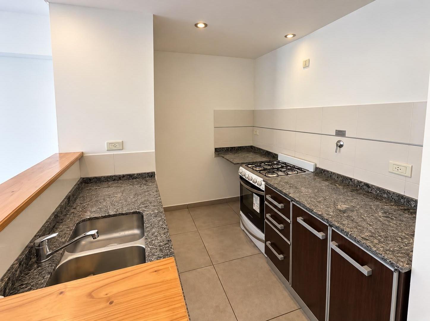 ALQUILER MONOAMBIENTE CON BALCON ADROGUE OPC COCHERA