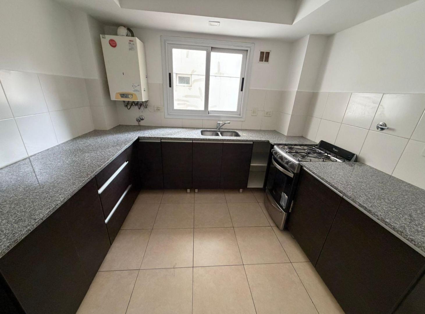 Departamento de 3 dormitorios con cochera en alquiler