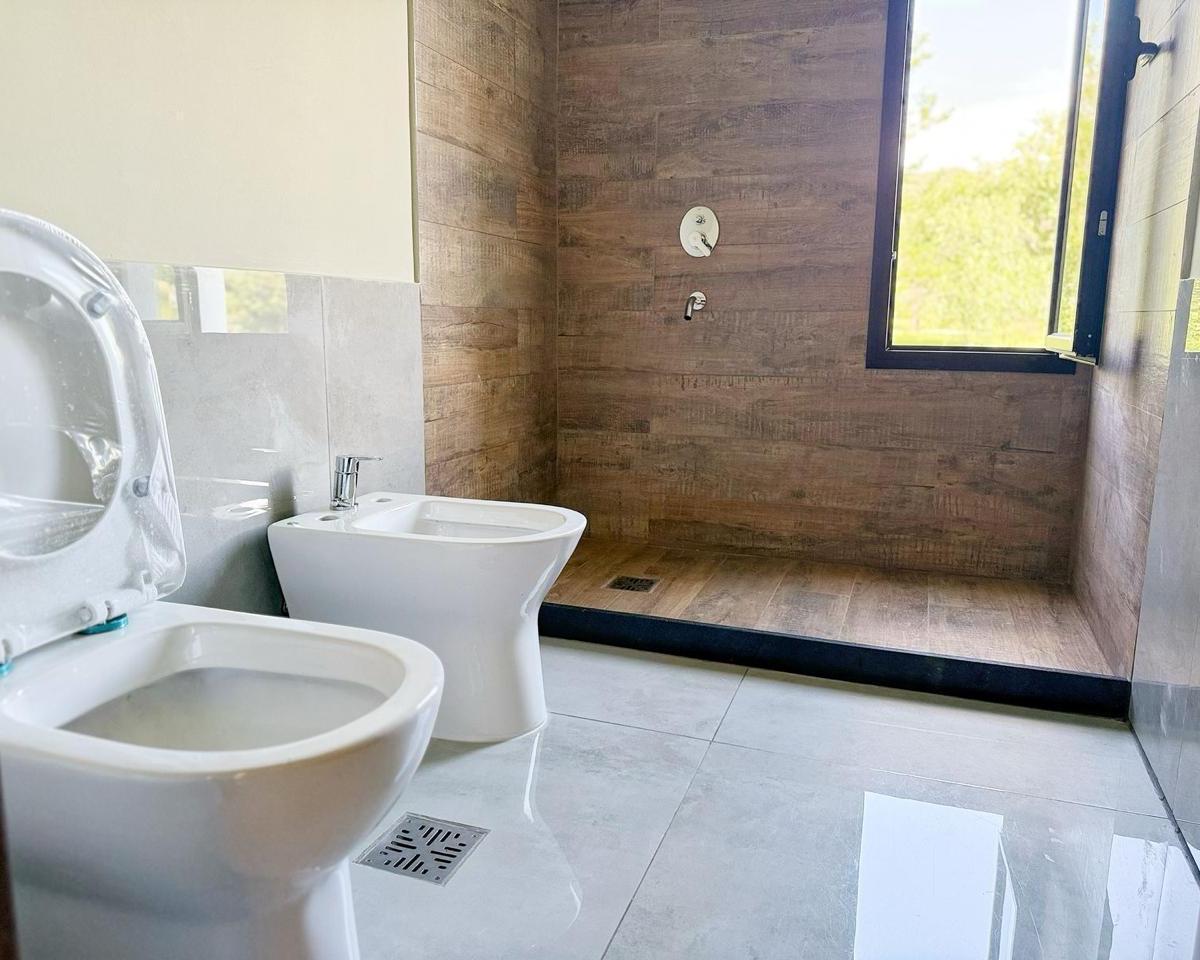 Foto de VENTA CASA A ESTRENAR 3 DORMITORIOS COUNTRY CARLOS PAZ GOLF, imagen 2