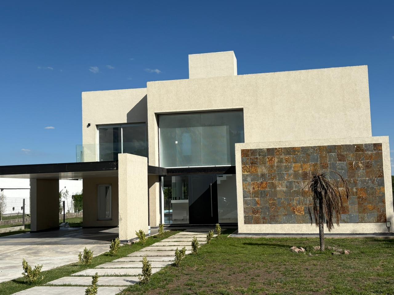 VENTA CASA DE DISEÑO 3 DORMITORIOS EN BARRIO PRIVADO LA ARBOLADA