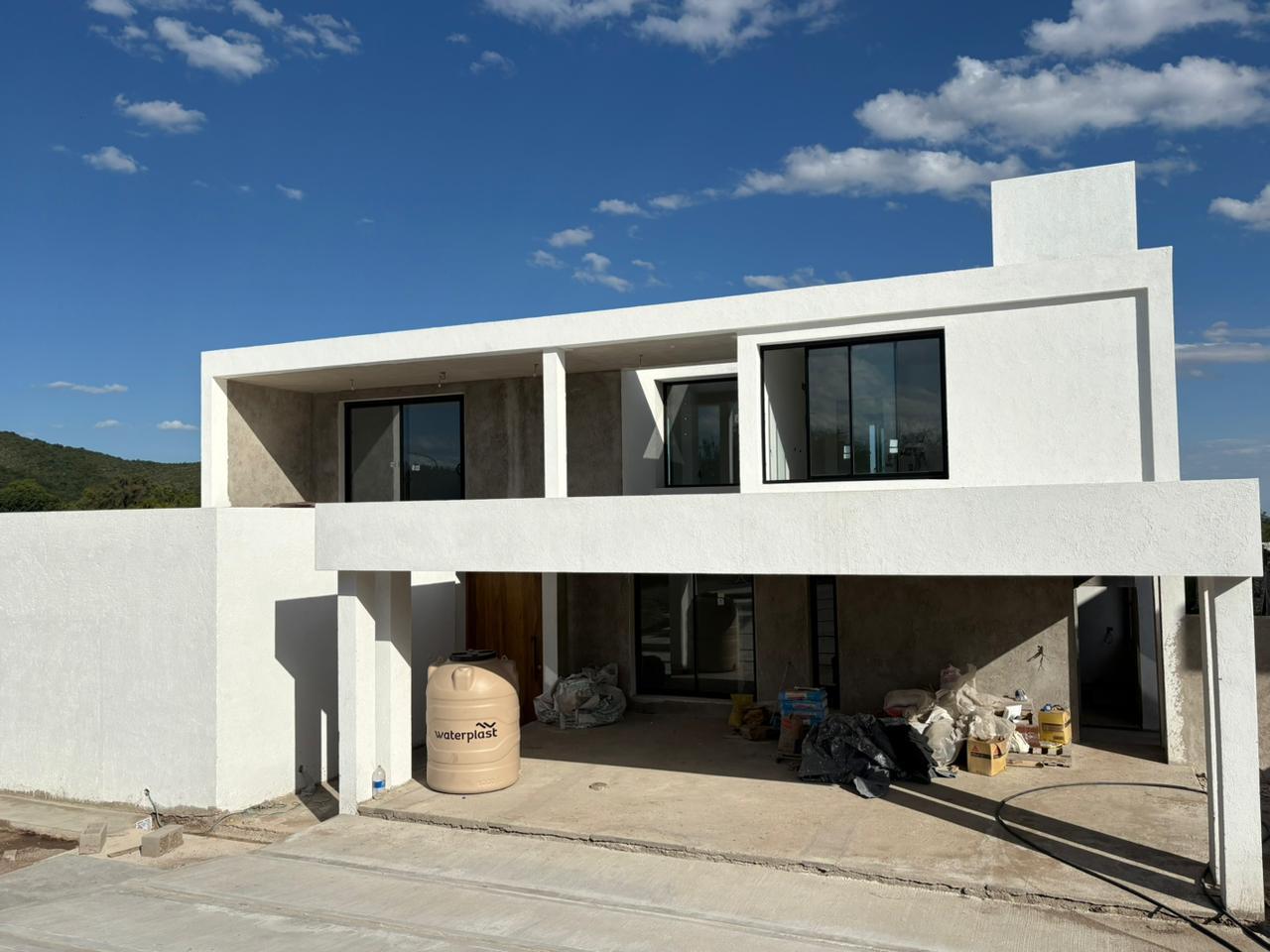 VENTA CASA DE CATEGORIA 4 DORMITORIOS EN BARRIO LA ARBOLADA