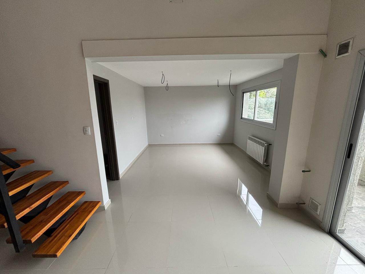 Foto de VENTA DEPARTAMENTO DÚPLEX 2 DORM + ESCRITORIO AV CARCANO CARLOS PAZ, imagen 1