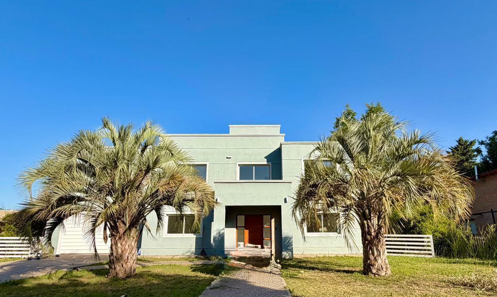 VENTA IMPONENTE CASA DE CATEGORÍA 3 DORMITORIOS VALLE DEL GOLF