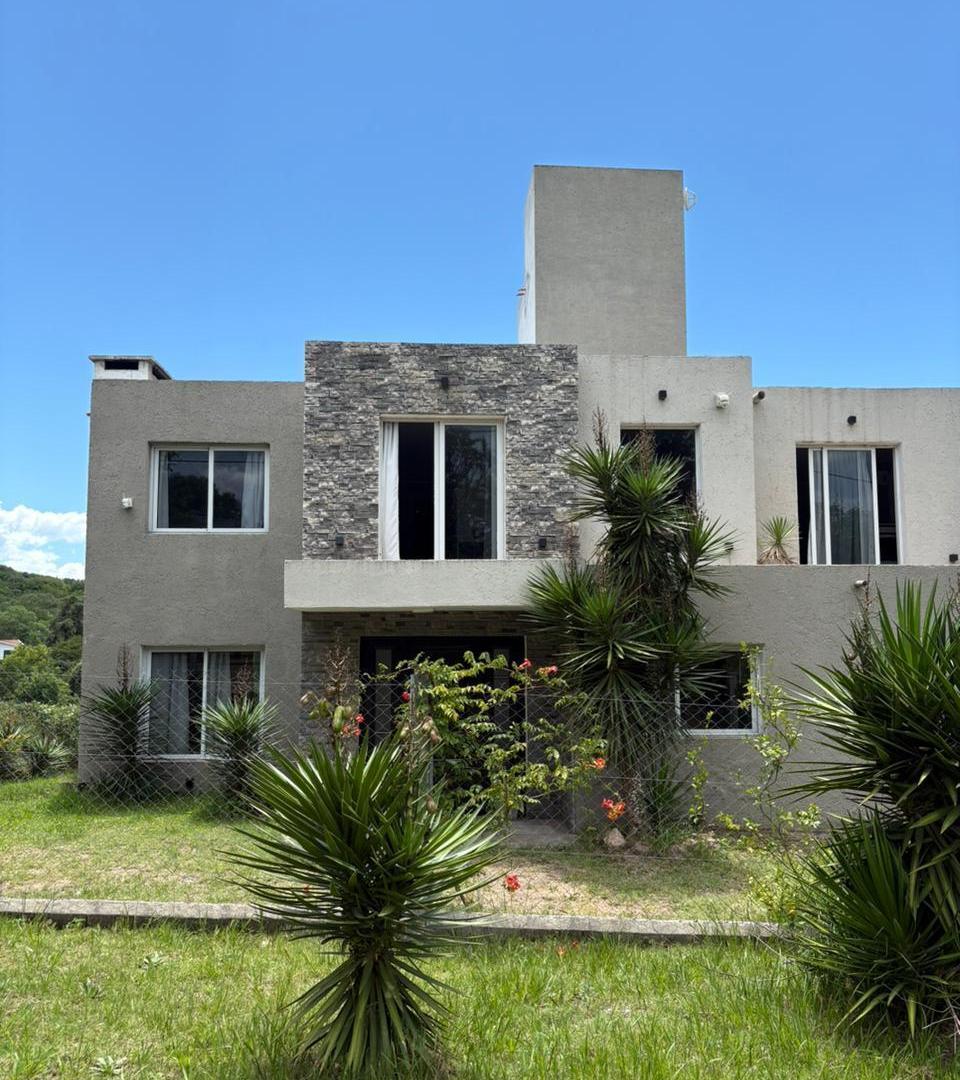 VENTA CASA B° SEMI PRIVADO LAGO AZUL CON VISTA AL LAGO CARLOS PAZ