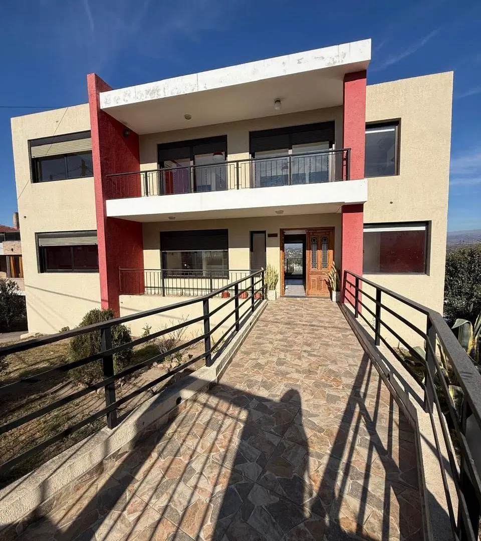 ALQUILER ANUAL | CASA DE CATEGORÍA 3 DORMITORIOS EN VILLA DEL LAGO 3