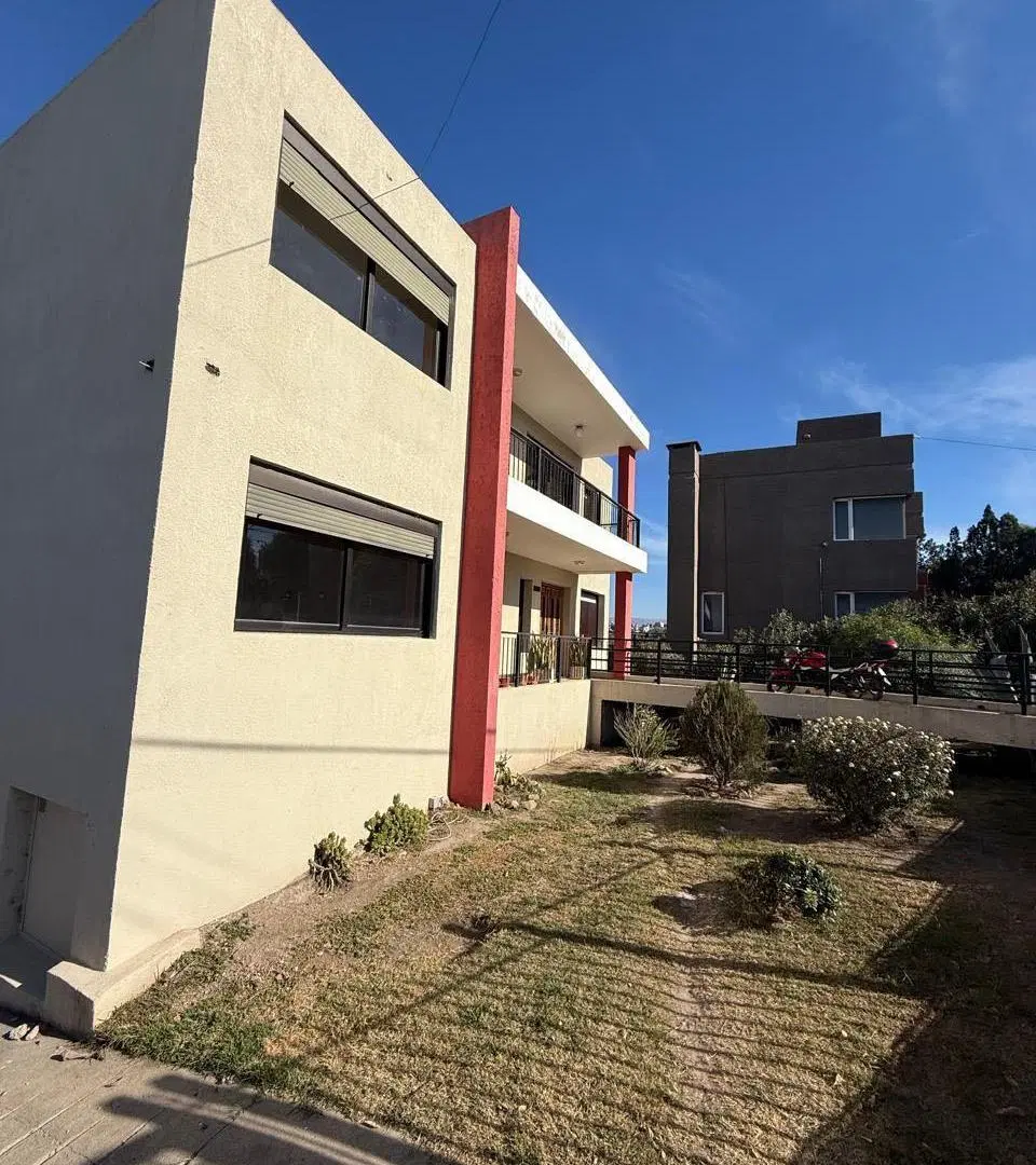 ALQUILER ANUAL | CASA DE CATEGORÍA 3 DORMITORIOS EN VILLA DEL LAGO 2