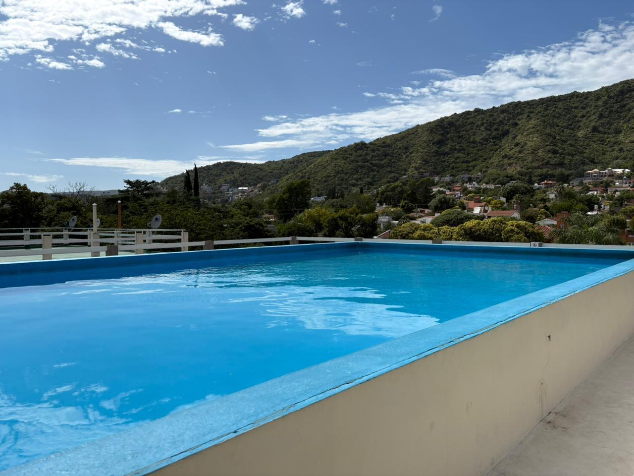 Foto de VENTA DEPARTAMENTO 1 DORMITORIO Y PATIO CENTRO CARLOS PAZ, imagen 1
