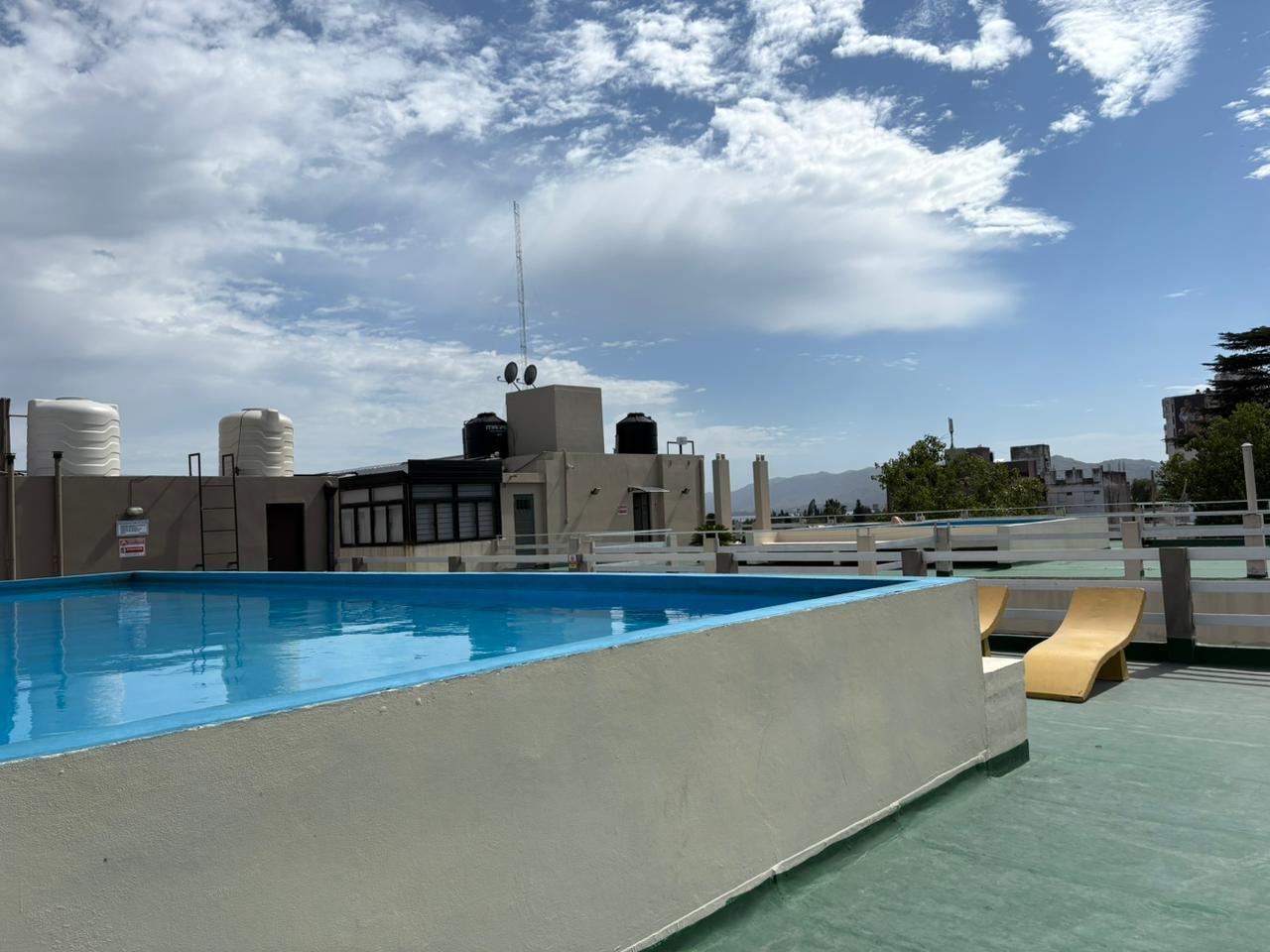 Foto de VENTA DEPARTAMENTO 1 DORMITORIO Y PATIO CENTRO CARLOS PAZ, imagen 2