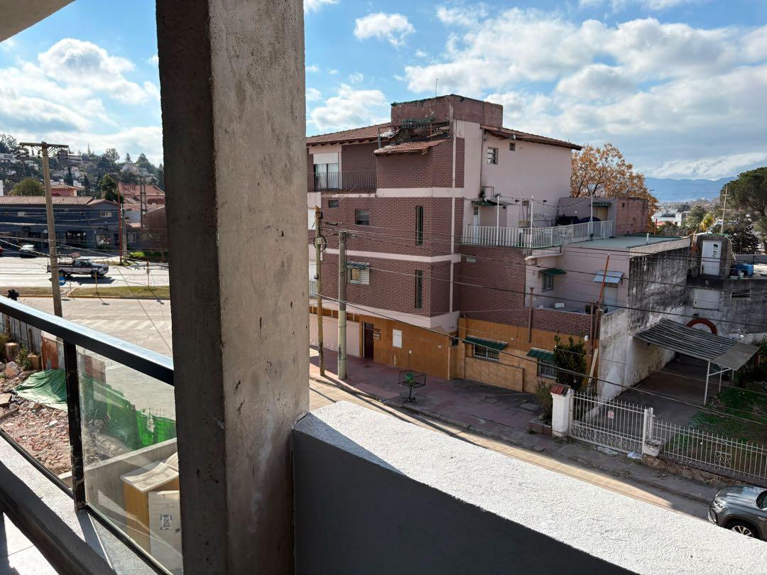 Foto de VENTA EN POZO DEPARTAMENTO 1 DORMITORIO CON BALCÓN CENTRO CARLOS PAZ, imagen 1