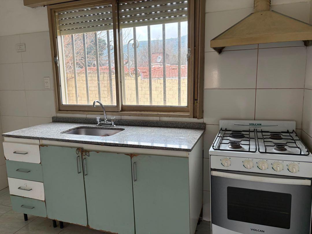 Foto de VENTA CASA ESQUINA 3 DORMITORIOS A METROS DE AV CÁRCANO CARLOS PAZ, imagen 4