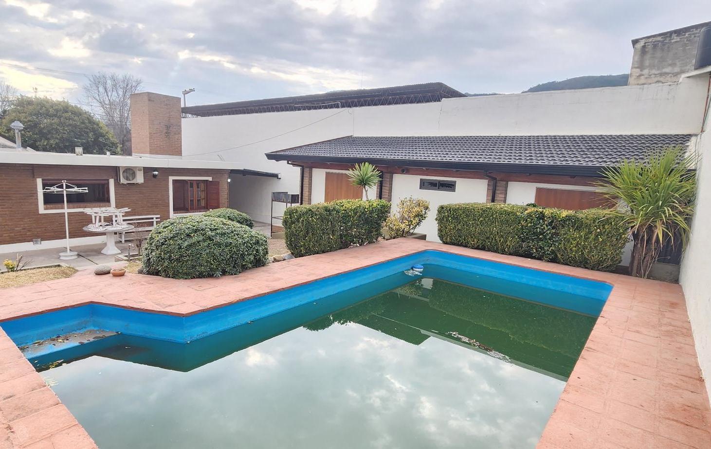 Foto de VENTA CASA + DEPARTAMENTO Y PILETA EN BARRIO LAS ROSAS CARLOS PAZ, imagen 2
