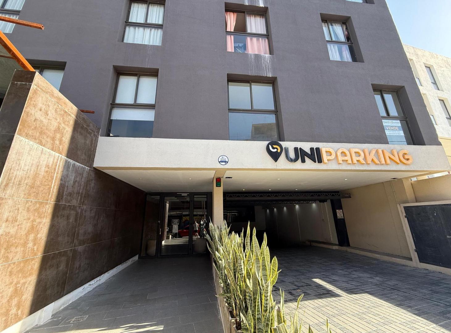Foto de VENTA DEPARTAMENTO 1 DORMITORIO A ESTRENAR | COCHERA | LAKE CARLOS PAZ, imagen 3