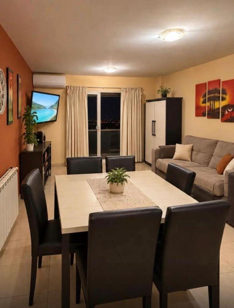 Foto de VENTA DEPARTAMENTO 2 DORMITORIOS CON PATIO Y COCHERA CENTRO CARLOS PAZ, imagen 2