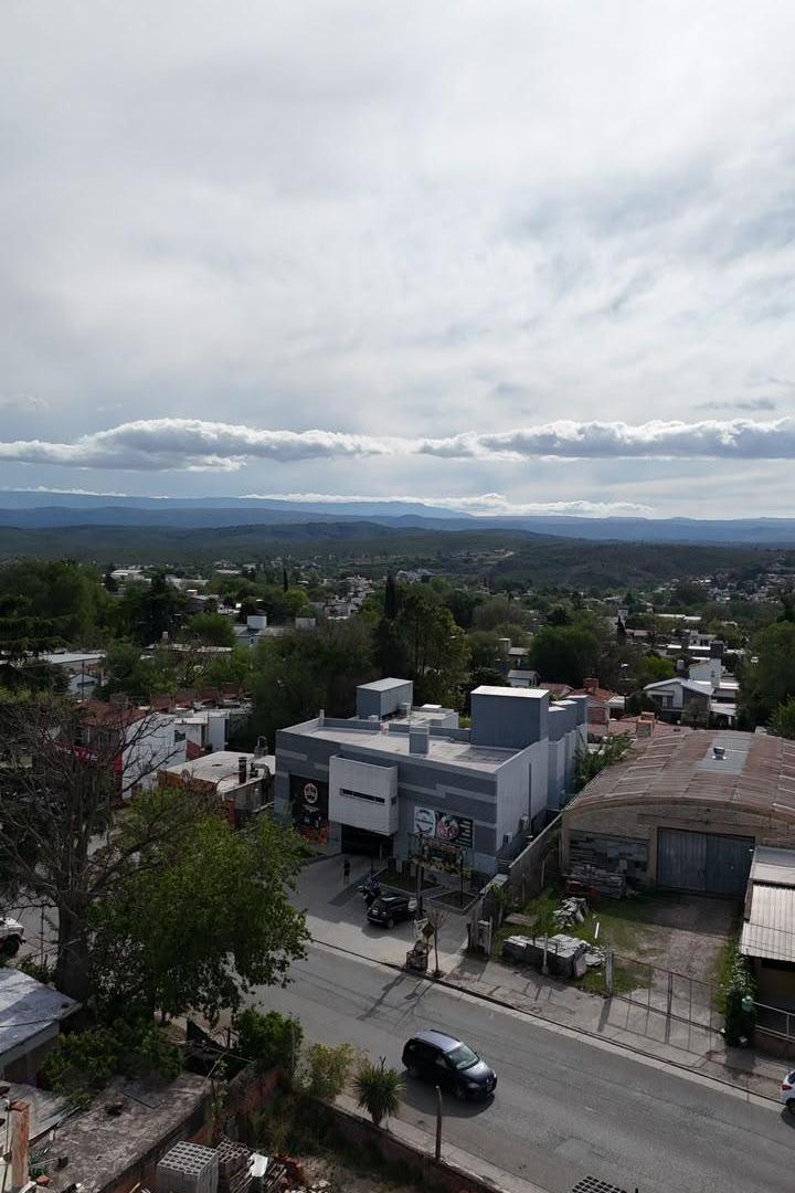Foto de VENTA DÚPLEX 1 DORMITORIO CON PATIO Y COCHERA | VILLA CARLOS PAZ, imagen 2