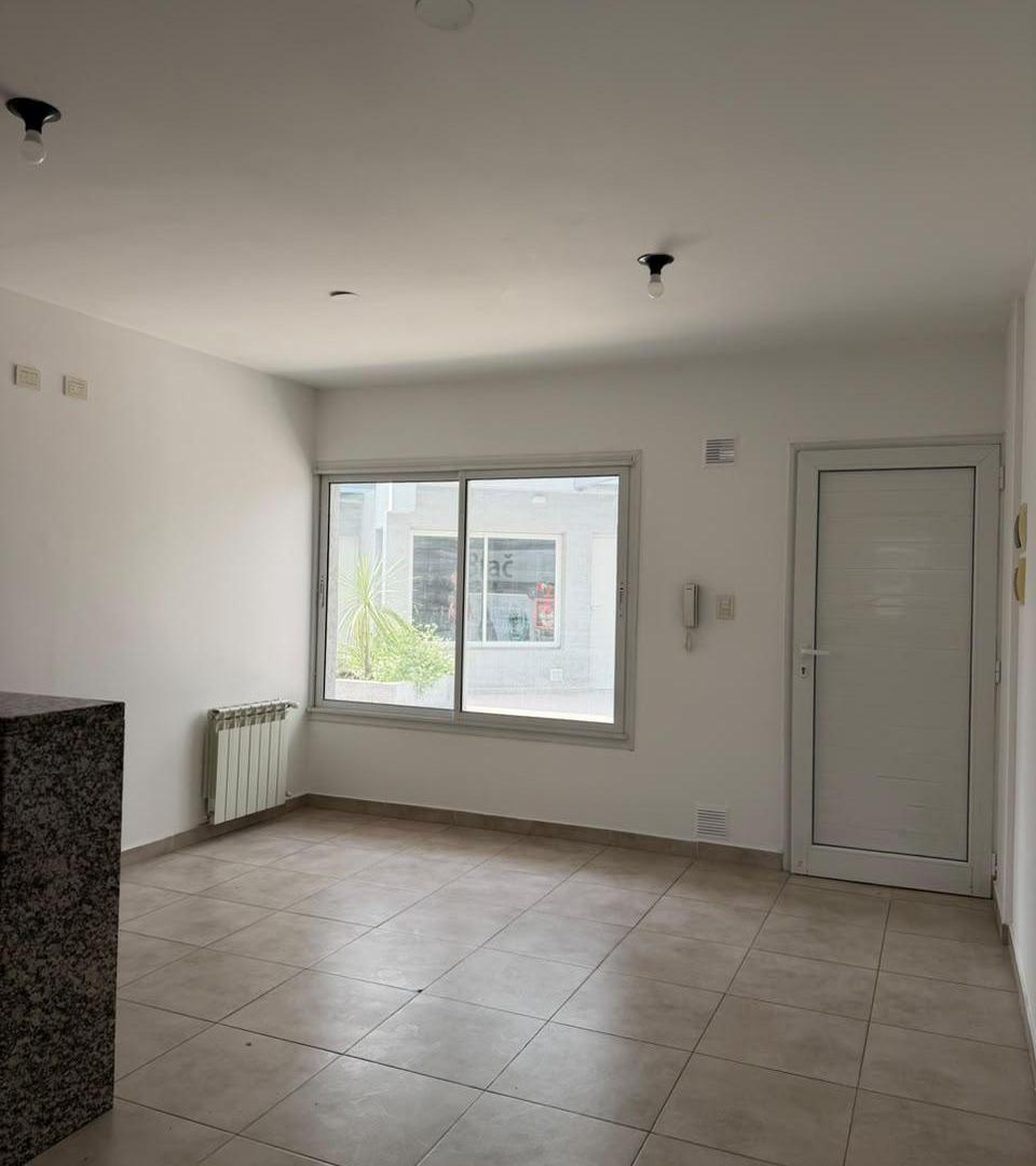 Foto de VENTA DÚPLEX 1 DORMITORIO CON PATIO Y COCHERA | VILLA CARLOS PAZ, imagen 3