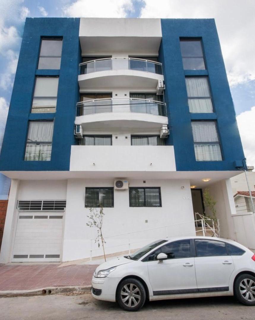 Foto de VENTA DEPARTAMENTO 2 DORMITORIOS CON PATIO Y COCHERA CENTRO CARLOS PAZ, imagen 1