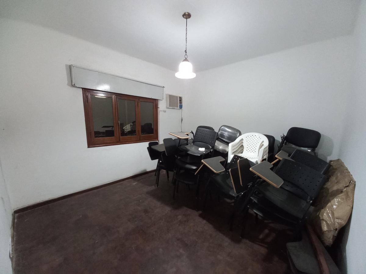 Casa al frente 2 dormitorios - Inmejorable ubicacion cerca Parque Yrigoyen