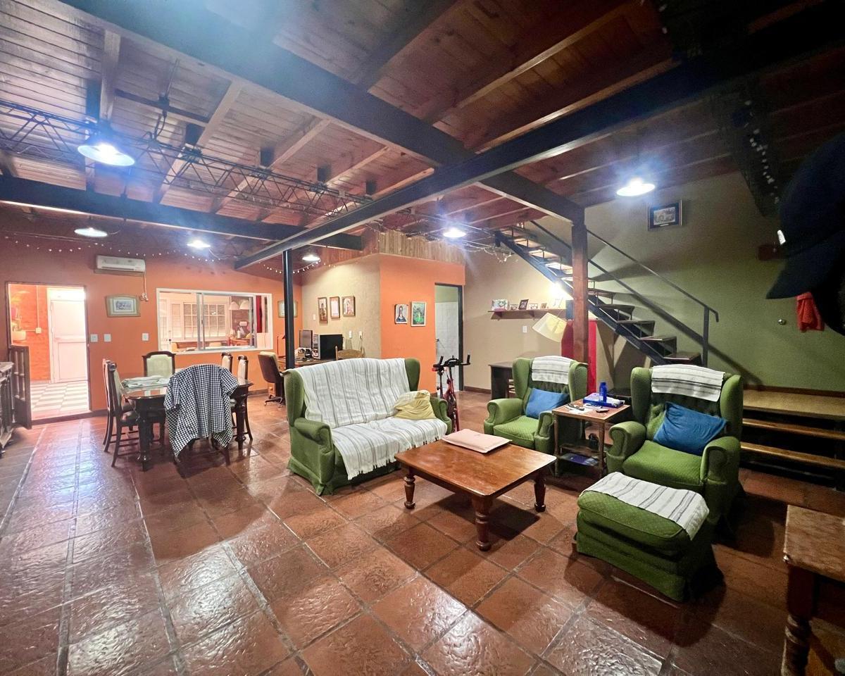 Se Vende Casa con Local en Soler Al 600! 2