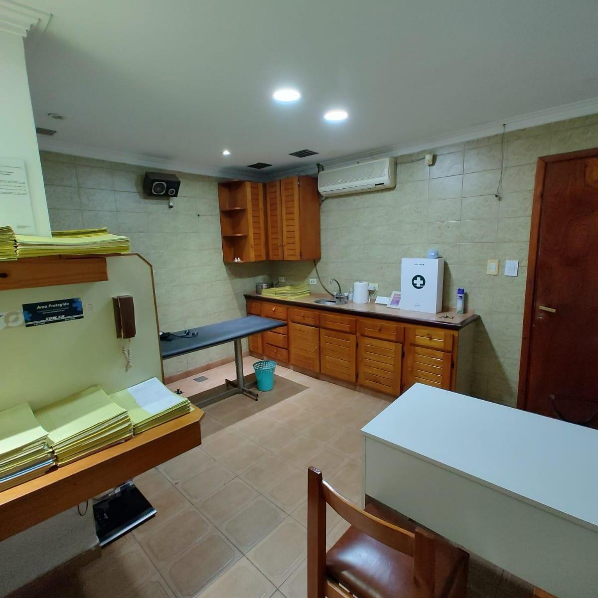  CASA 3 DORM + CONSULTORIOS S/LOTE 10 X 44,23 Mts AV.Montevideo e/- 28 y 29
