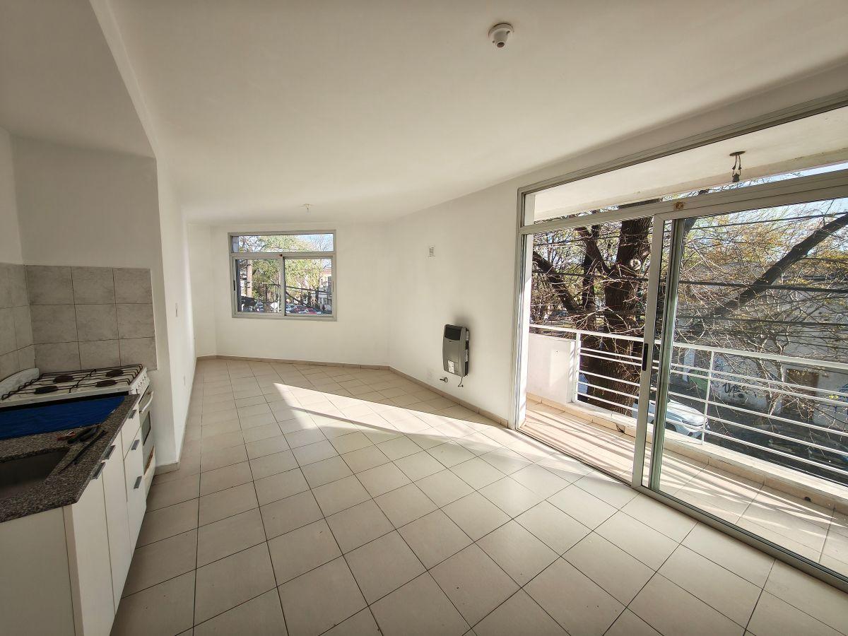 Foto de Alquilo amplio Monoambiente al frente con balcón, baño completo, imagen 2