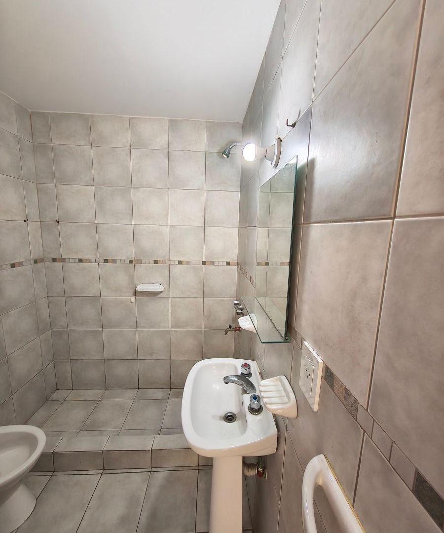 Foto de Alquilo amplio Monoambiente al frente con balcón, baño completo, imagen 3