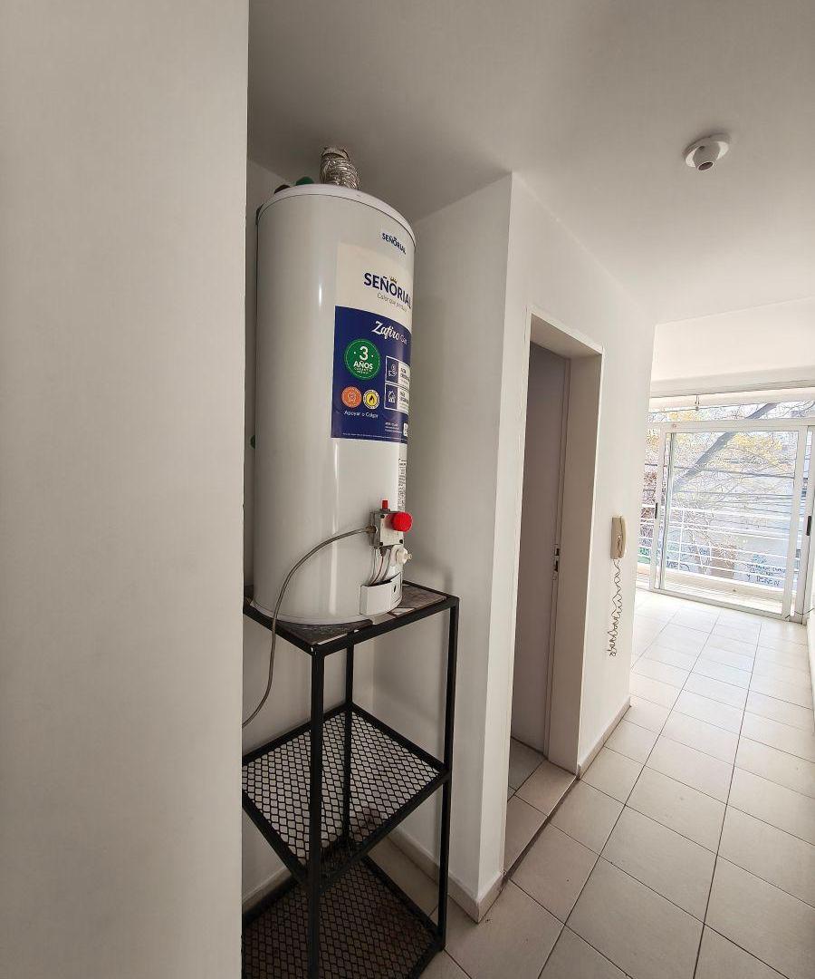 Foto de Alquilo amplio Monoambiente al frente con balcón, baño completo, imagen 4