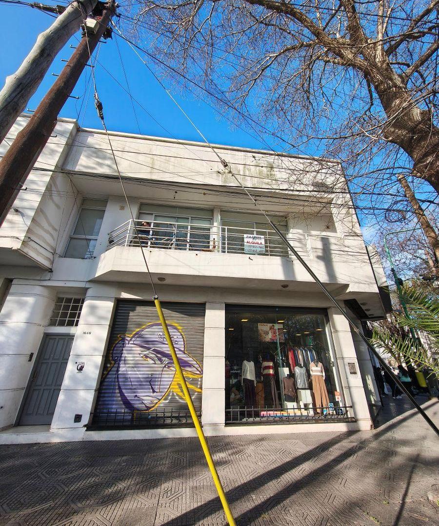 Foto de Alquilo amplio Monoambiente al frente con balcón, baño completo, imagen 1