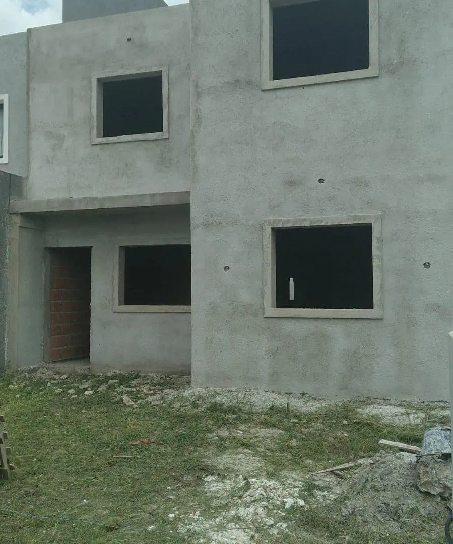 Hermosa Casa 4 dormitorios en Barrio Vicor sin terminar 2