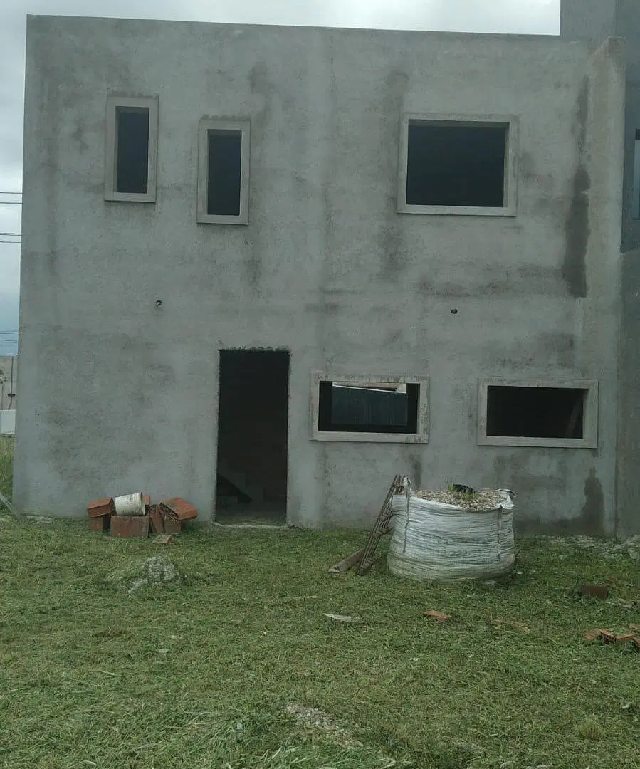 Hermosa Casa 4 dormitorios en Barrio Vicor sin terminar 1