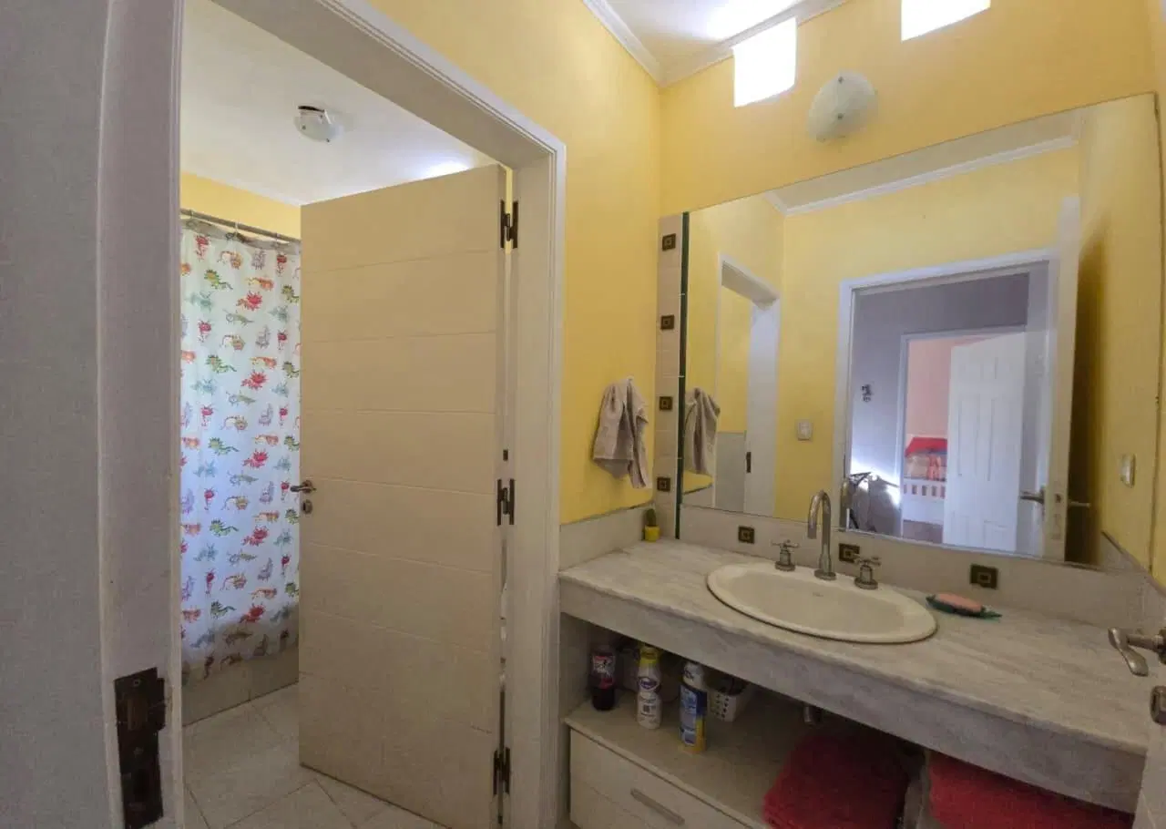 Exclusiva Residencia de Categoría en Country Cinco Lomas 8