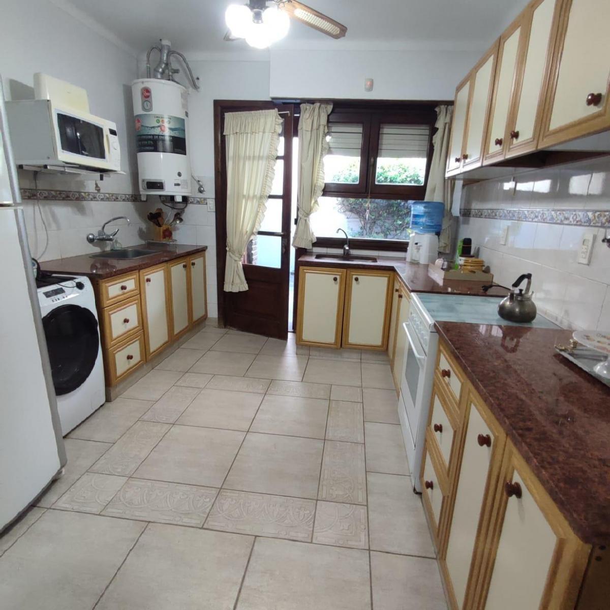 Casa Semicéntrica de 3 Dorm. 5