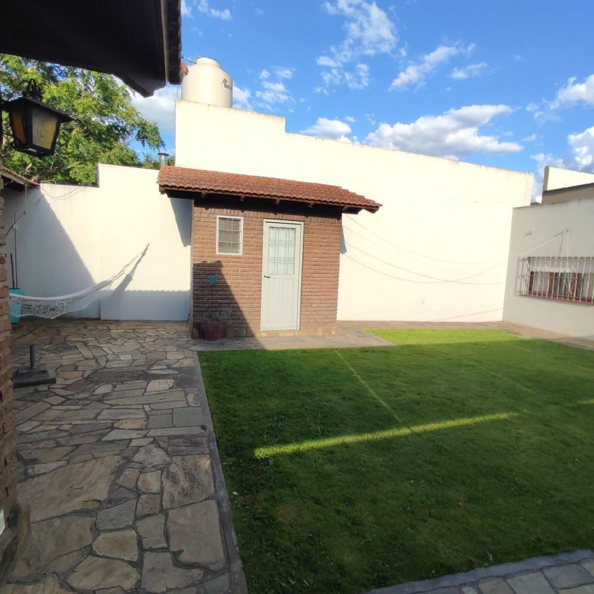 Casa Semicéntrica de 3 Dorm. 4