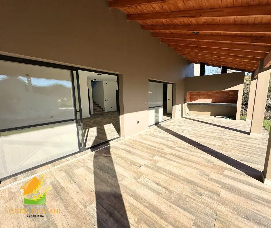 Casa a estrenar en Venta en Potrerillo de Larreta Country Golf Club – Exclusividad, confort y vistas 3