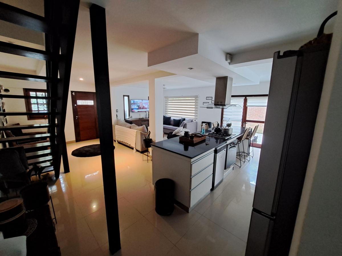Chalet 4 Ambientes Barrio La Florida, Permuta por Dep. Guemes 3 Amb con Coch. 1