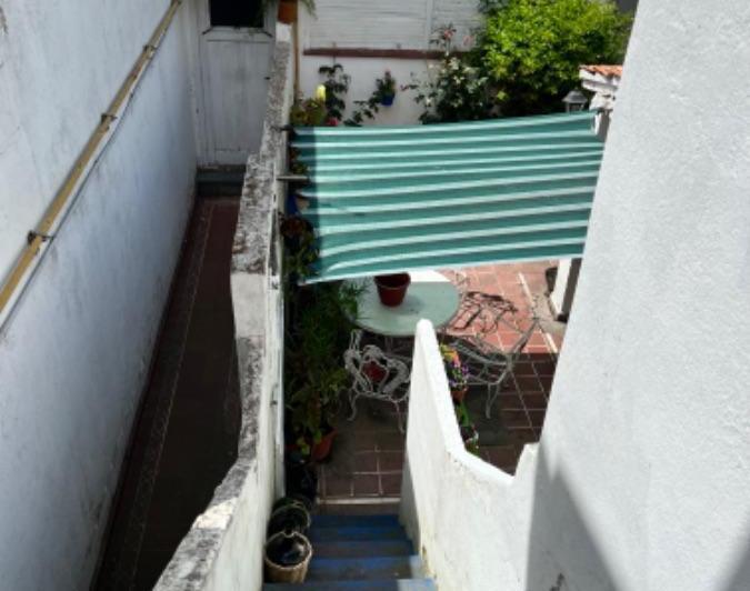 Lote con propiedad a demoler o reciclar. 225m2 Guemes
