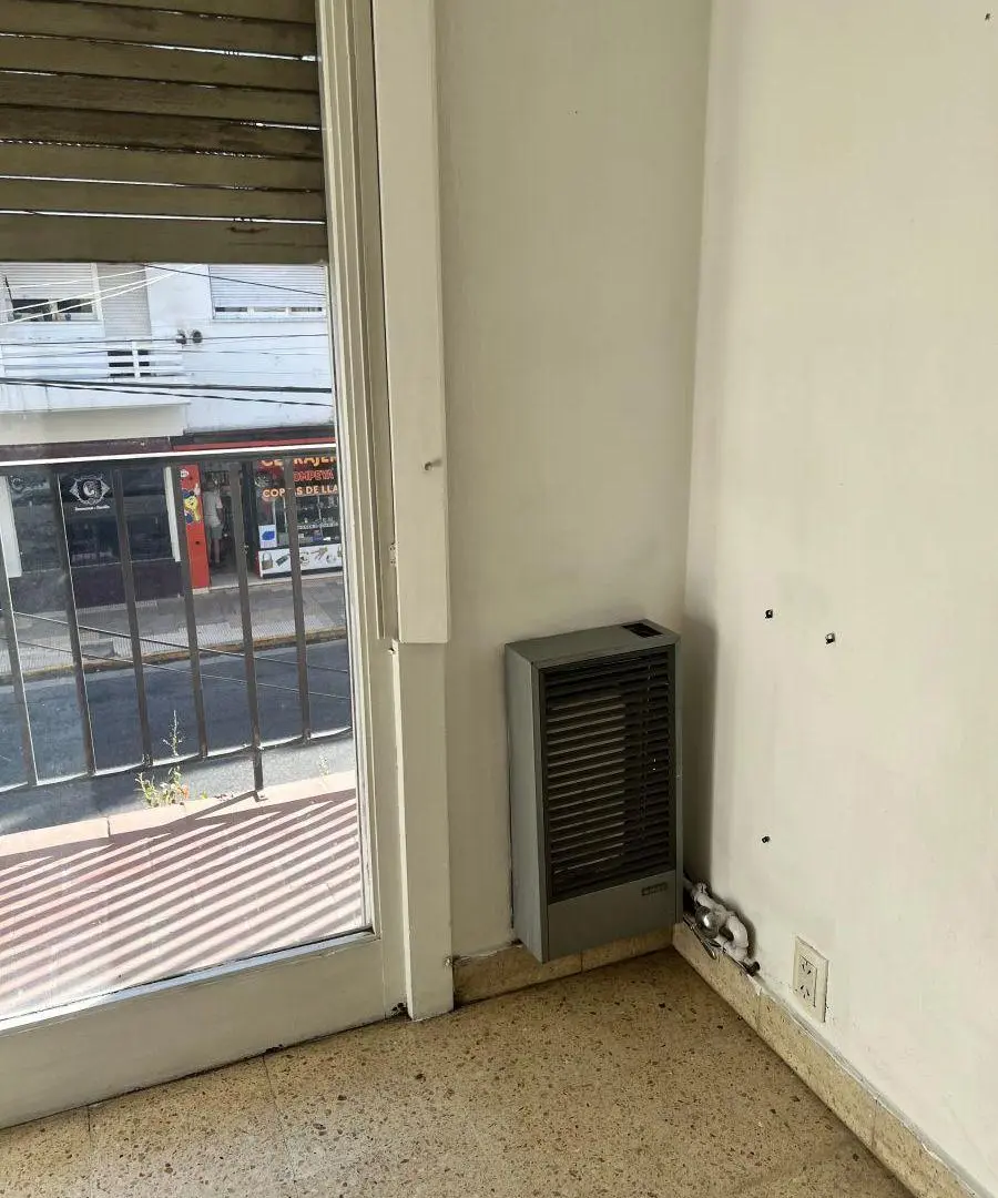 Monoambiente a la calle con balcón , súper soleado , terminal vieja u$s 43.000.- 3