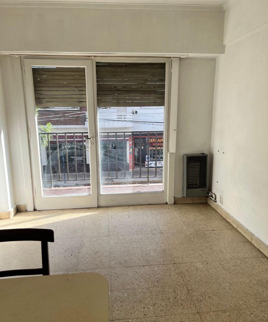 Monoambiente a la calle con balcón , súper soleado , terminal vieja u$s 43.000.-