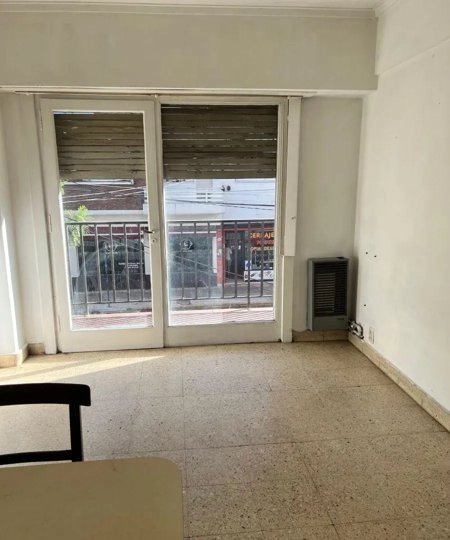 Monoambiente a la calle con balcón , súper soleado , terminal vieja u$s 43.000.- 1