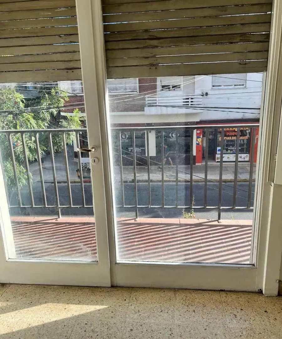 Monoambiente a la calle con balcón , súper soleado , terminal vieja u$s 43.000.- 5