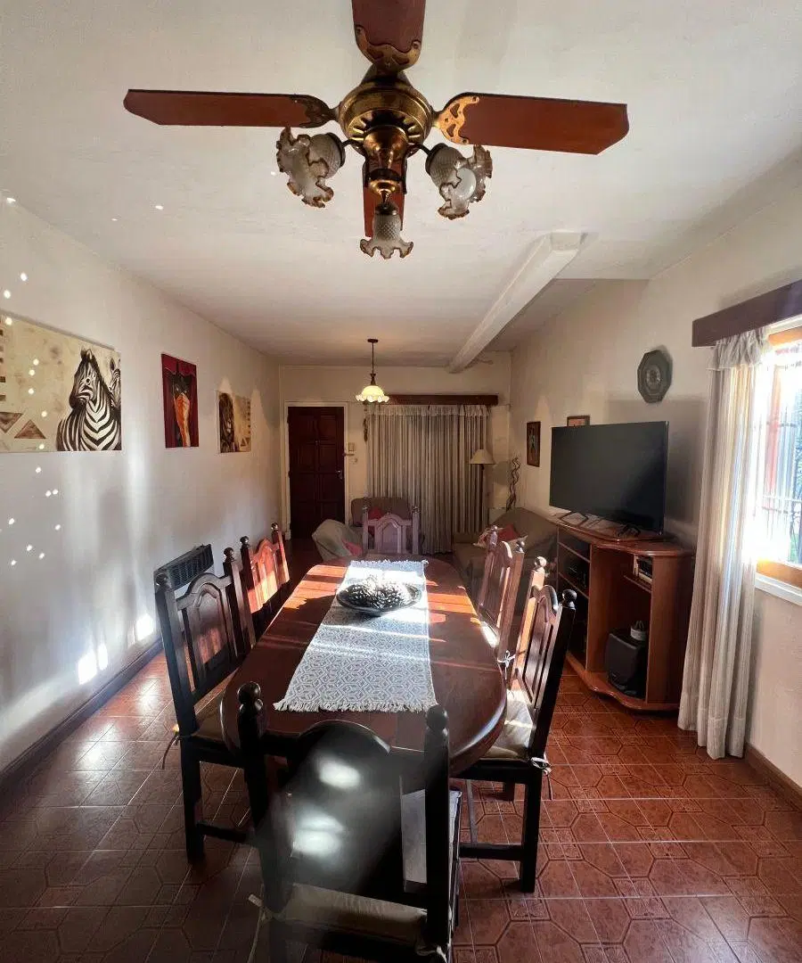 Chalet 3 ambientes con 2 baños , living comedor , cocina comedor , lavadero , jardín , galpón 4