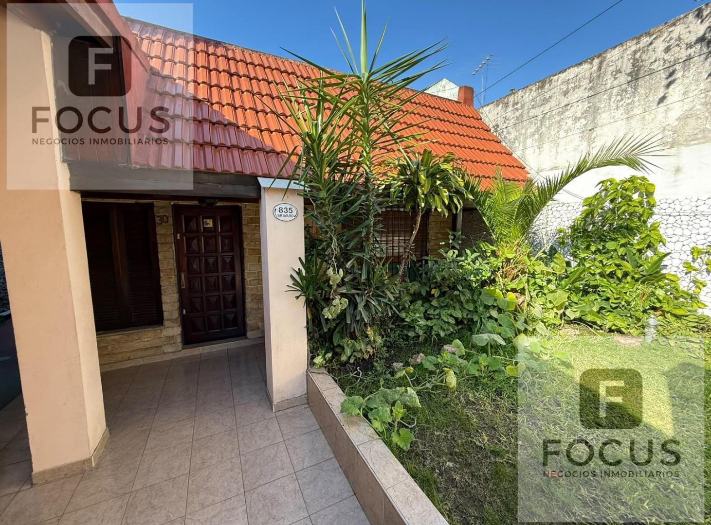Casa Lote propio con garage patios y terraza en Villa Lynch
